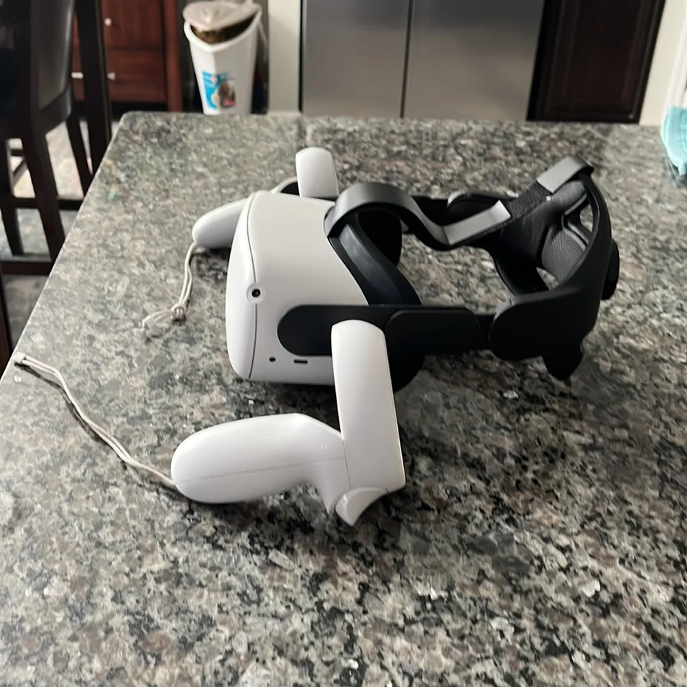 Oculus quest 2 64g, pretty good condition just a few scratches on controllers